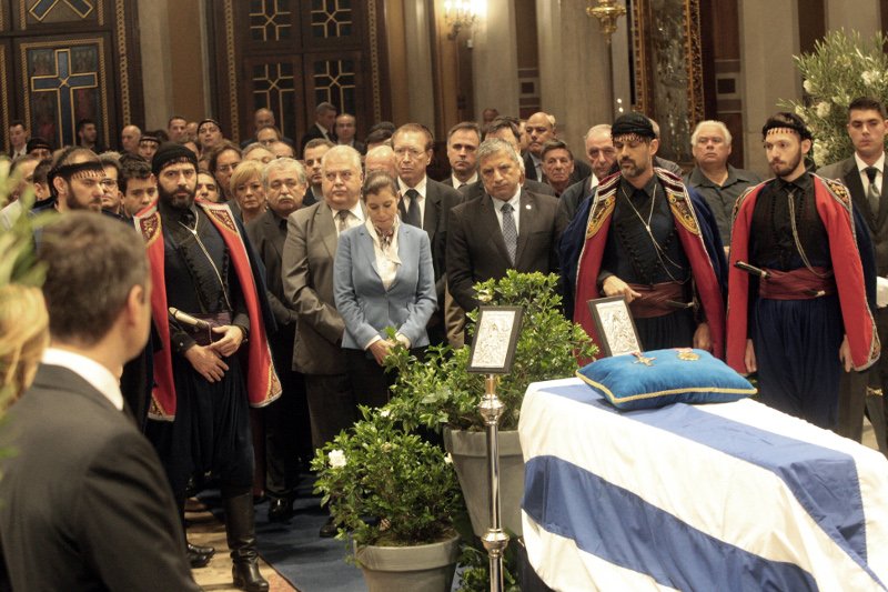 Βρακοφόροι από την Κρήτη στη Μητρόπολη Αθηνών αποχαιρετούν τον Κωνσταντίνο Μητσοτάκη [εικόνες] | iefimerida.gr 3