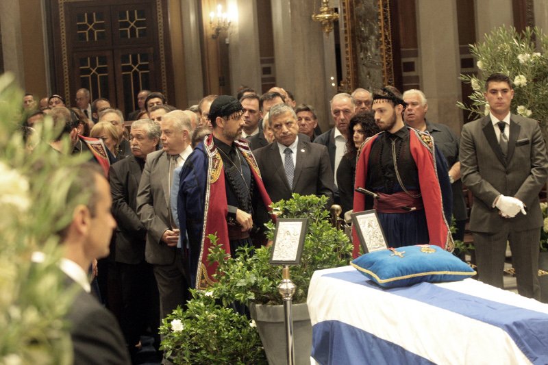 Βρακοφόροι από την Κρήτη στη Μητρόπολη Αθηνών αποχαιρετούν τον Κωνσταντίνο Μητσοτάκη [εικόνες] | iefimerida.gr 4