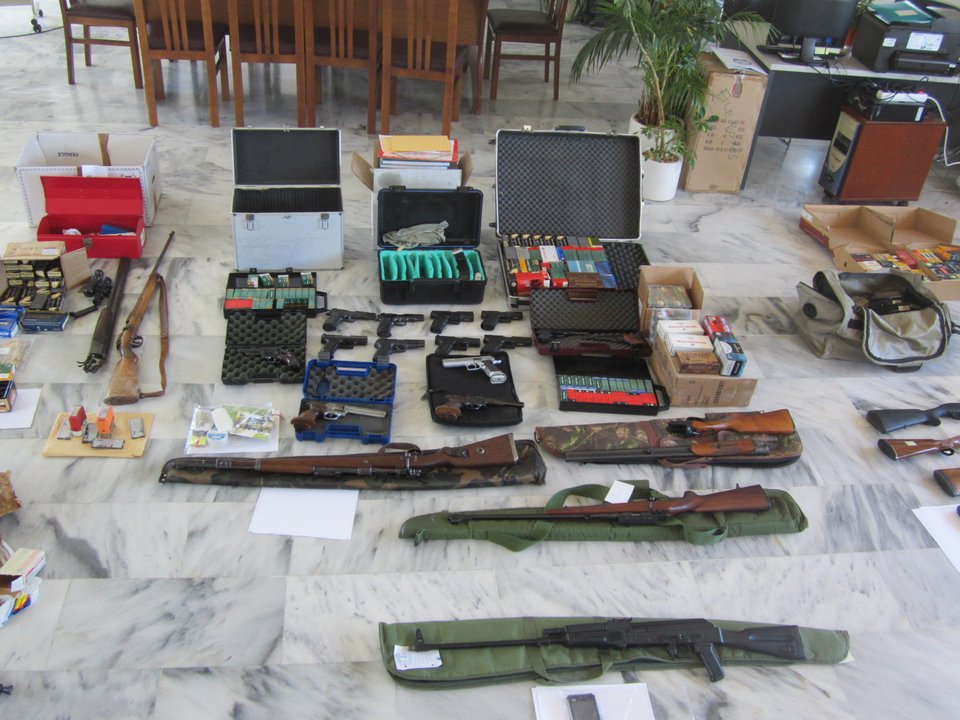 Εξαρθρώθηκε οργάνωση διακίνησης όπλων, με εμπλοκή αστυνομικών -Βρέθηκε ολόκληρο οπλοστάσιο [εικόνες]  | iefimerida.gr 5