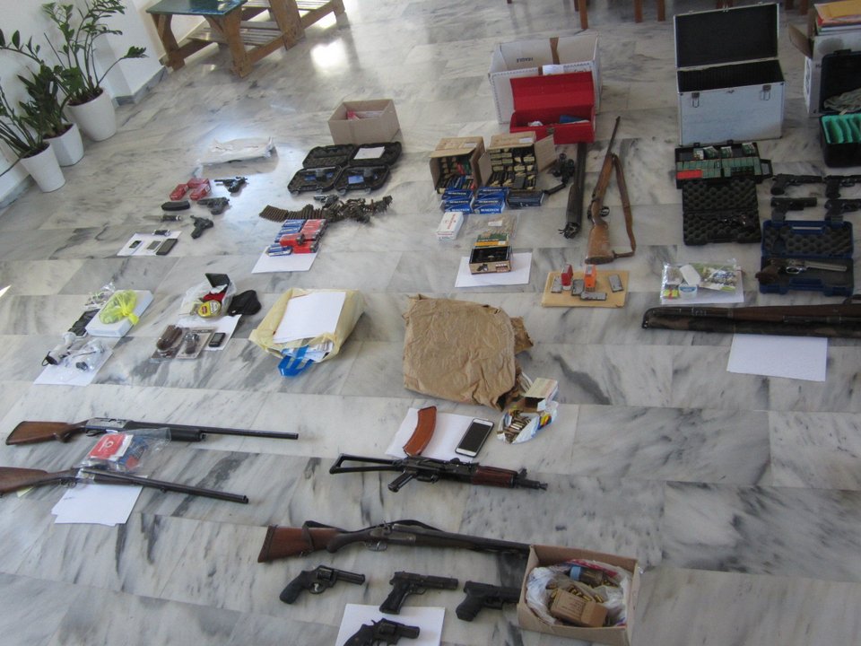 Εξαρθρώθηκε οργάνωση διακίνησης όπλων, με εμπλοκή αστυνομικών -Βρέθηκε ολόκληρο οπλοστάσιο [εικόνες]  | iefimerida.gr 4