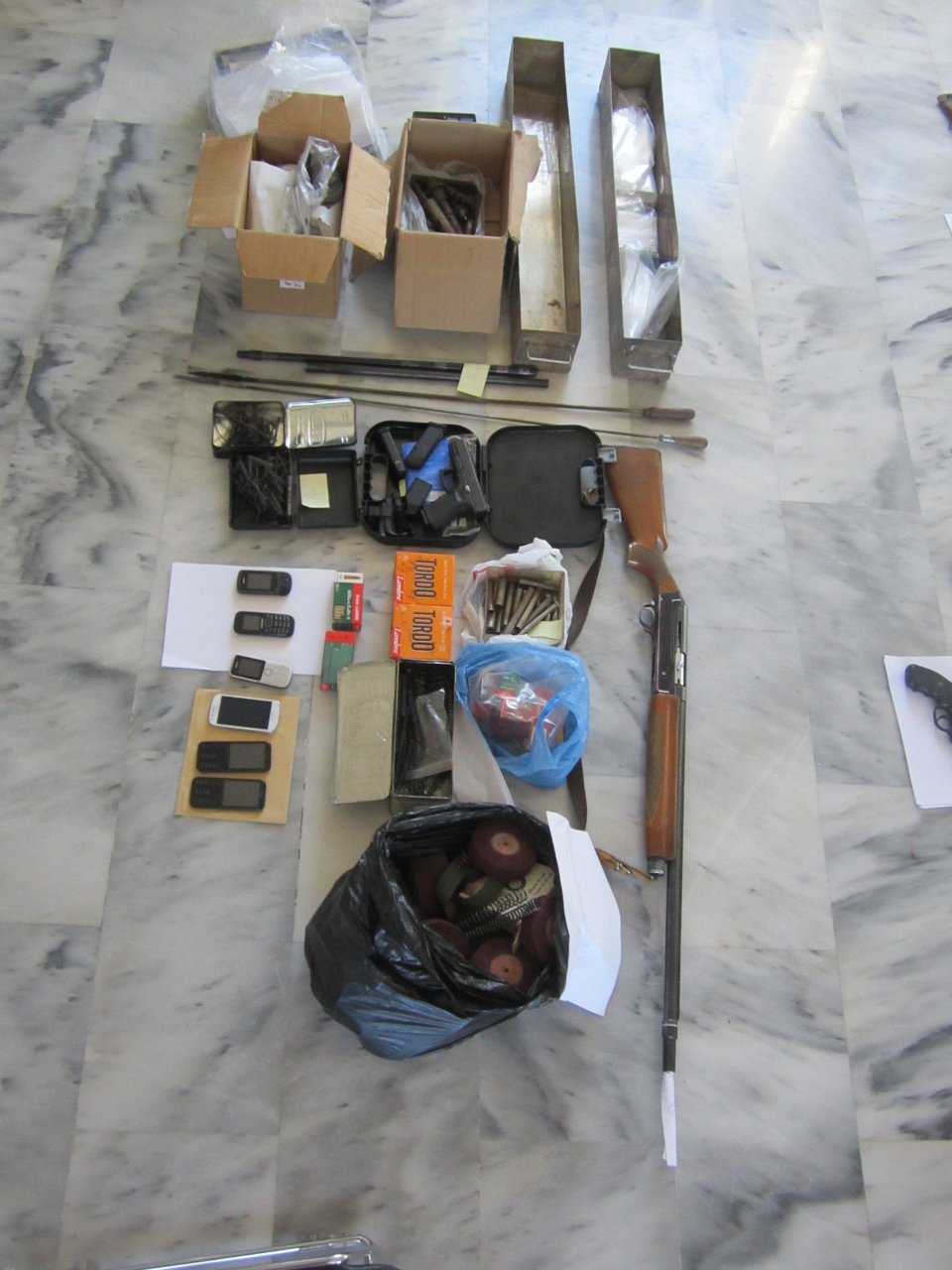 Εξαρθρώθηκε οργάνωση διακίνησης όπλων, με εμπλοκή αστυνομικών -Βρέθηκε ολόκληρο οπλοστάσιο [εικόνες]  | iefimerida.gr 3