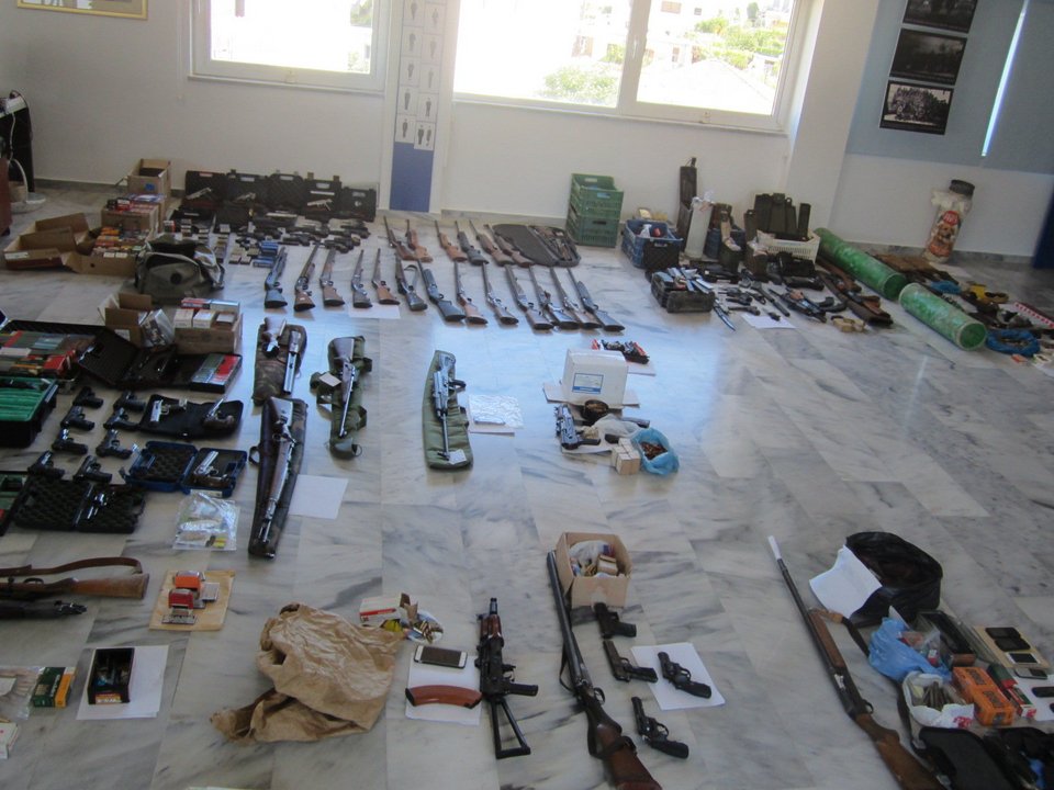 Εξαρθρώθηκε οργάνωση διακίνησης όπλων, με εμπλοκή αστυνομικών -Βρέθηκε ολόκληρο οπλοστάσιο [εικόνες]  | iefimerida.gr 1