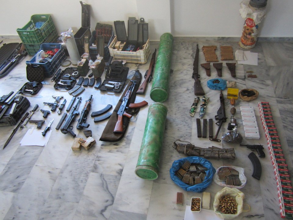 Εξαρθρώθηκε οργάνωση διακίνησης όπλων, με εμπλοκή αστυνομικών -Βρέθηκε ολόκληρο οπλοστάσιο [εικόνες]  | iefimerida.gr 0