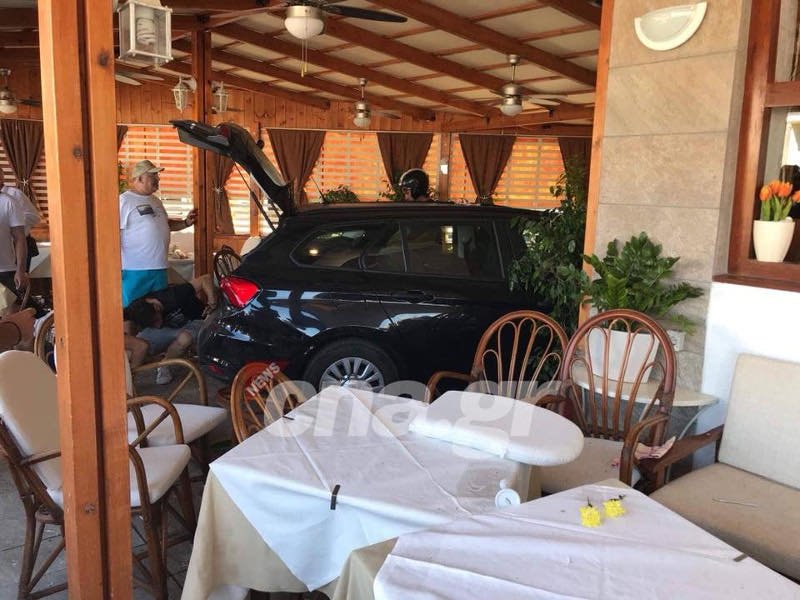 Αγιος Νικόλαος: Μπήκε με το αυτοκίνητο σε εστιατόριο [εικόνες] | iefimerida.gr 0