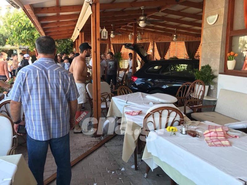 Αγιος Νικόλαος: Μπήκε με το αυτοκίνητο σε εστιατόριο [εικόνες] | iefimerida.gr 1