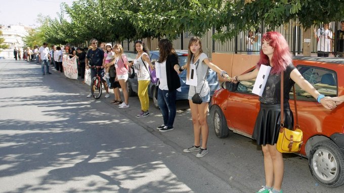 Aνθρώπινη αλυσίδα για το σχολείο τους-Πρωτότυπη διαμαρτυρία για την κατάσταση στην Παιδεία [εικόνες] | iefimerida.gr 1