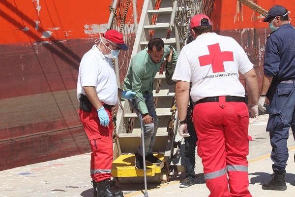 Στο λιμάνι του Ηρακλείου οι 103 πρόσφυγες που περισυνέλεξε δεξαμενόπλοιο [εικόνες] | iefimerida.gr 0