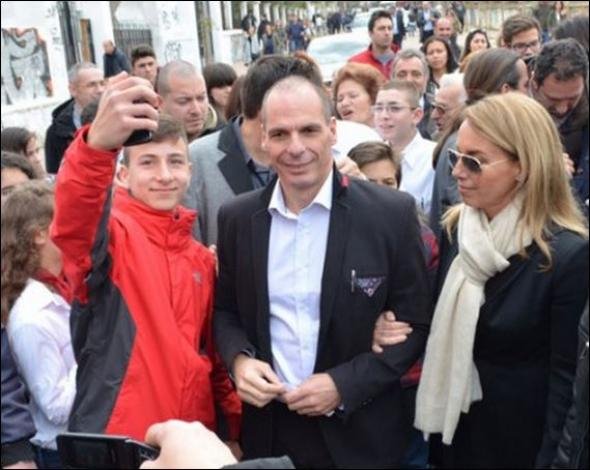 Πολίτης σε Βαρουφάκη: «Είμαστε μαζί σας» - «Ναι, αλλά να είστε και μετά τη ρήξη όμως, ε;» απάντησε ο υπουργός [βίντεο] | iefimerida.gr 0