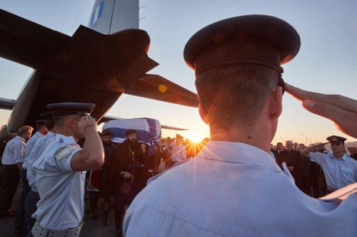 Οι Κρητικοί αποχαιρετούν τον Κωνσταντίνο Μητσοτάκη -Συγκινητικές στιγμές στην ολονυχτία [εικόνες & βίντεο] | iefimerida.gr 1