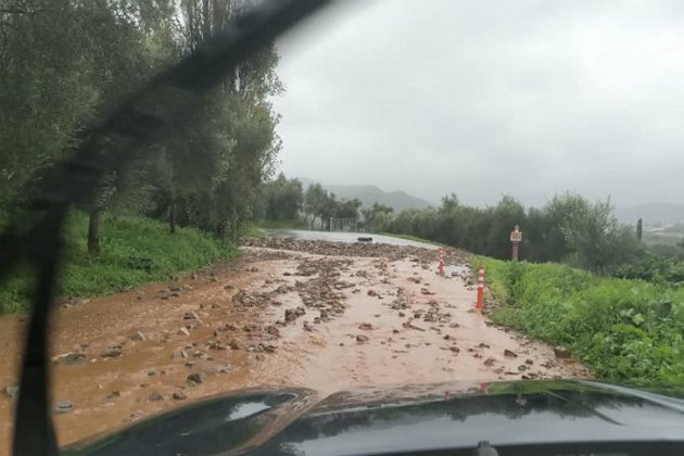 Λάσπη και πετρες στους δρόμους