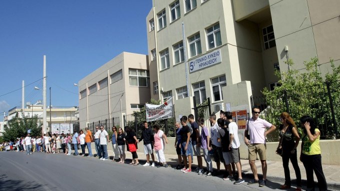 Aνθρώπινη αλυσίδα για το σχολείο τους-Πρωτότυπη διαμαρτυρία για την κατάσταση στην Παιδεία [εικόνες] | iefimerida.gr 2
