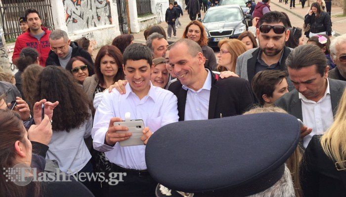 Πολίτης σε Βαρουφάκη: «Είμαστε μαζί σας» - «Ναι, αλλά να είστε και μετά τη ρήξη όμως, ε;» απάντησε ο υπουργός [βίντεο] | iefimerida.gr 1