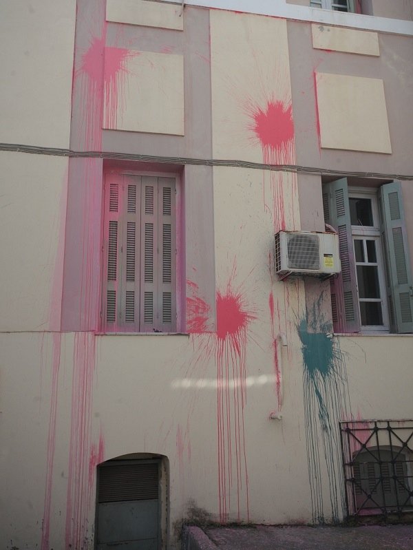 Ηράκλειο: Πέταξαν ροζ μπογιά στο Δικαστικό Μέγαρο [εικόνες] | iefimerida.gr 1