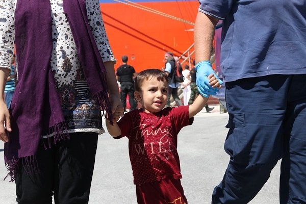 Στο λιμάνι του Ηρακλείου οι 103 πρόσφυγες που περισυνέλεξε δεξαμενόπλοιο [εικόνες] | iefimerida.gr 2