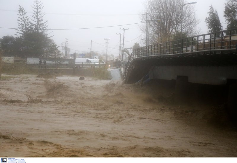 Χανιά: Συνεχίζονται οι έρευνες για τον 61χρονο -Επιχείρηση διάσωσης 7 εγκλωβισμένων | iefimerida.gr 2