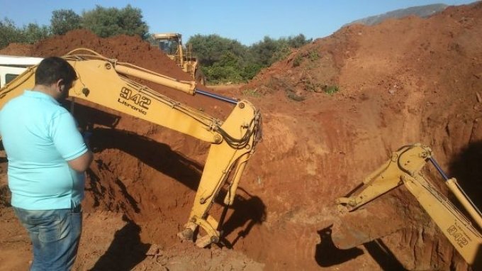 Θρίλερ δίχως τέλος -Για 3η ημέρα συνεχίζονται οι έρευνες για τον εντοπισμό του εργάτη που καταπλακώθηκε από τόνους λάσπης [εικόνες] | iefimerida.gr 1