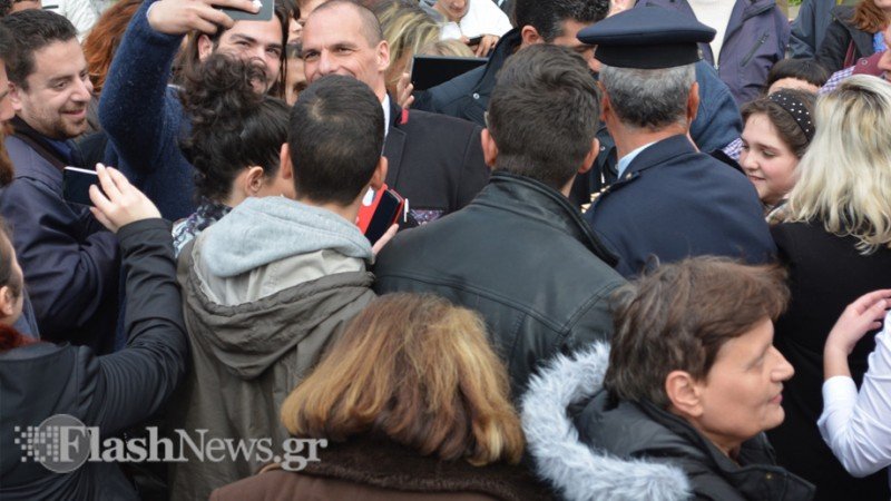 Πολίτης σε Βαρουφάκη: «Είμαστε μαζί σας» - «Ναι, αλλά να είστε και μετά τη ρήξη όμως, ε;» απάντησε ο υπουργός [βίντεο] | iefimerida.gr 2