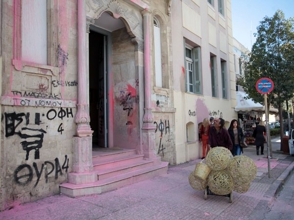 Ηράκλειο: Πέταξαν ροζ μπογιά στο Δικαστικό Μέγαρο [εικόνες] | iefimerida.gr 2