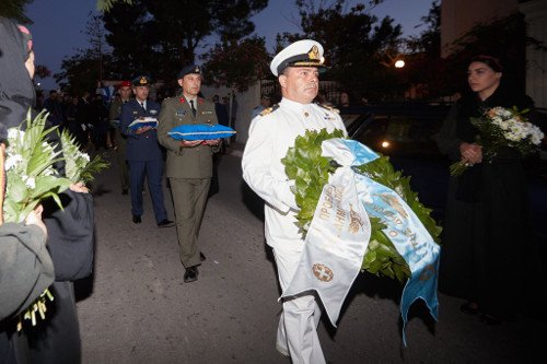 Οι Κρητικοί αποχαιρετούν τον Κωνσταντίνο Μητσοτάκη -Συγκινητικές στιγμές στην ολονυχτία [εικόνες & βίντεο] | iefimerida.gr 3