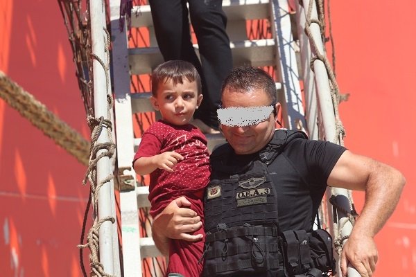 Στο λιμάνι του Ηρακλείου οι 103 πρόσφυγες που περισυνέλεξε δεξαμενόπλοιο [εικόνες] | iefimerida.gr 1