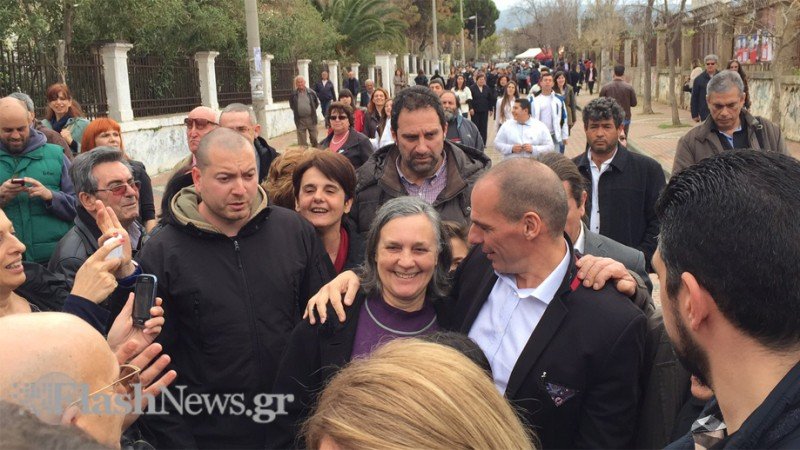 Πολίτης σε Βαρουφάκη: «Είμαστε μαζί σας» - «Ναι, αλλά να είστε και μετά τη ρήξη όμως, ε;» απάντησε ο υπουργός [βίντεο] | iefimerida.gr 3