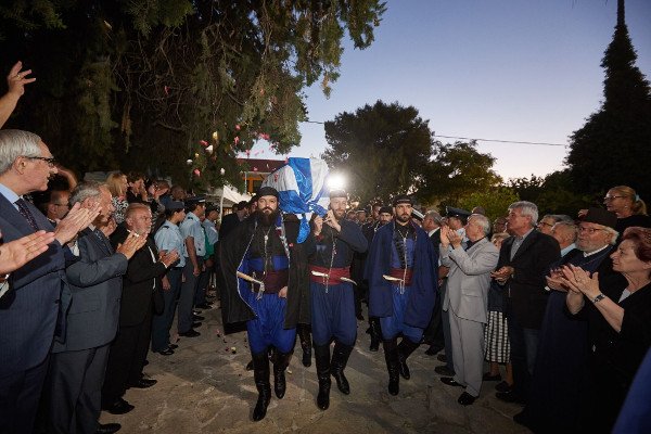 Οι Κρητικοί αποχαιρετούν τον Κωνσταντίνο Μητσοτάκη -Συγκινητικές στιγμές στην ολονυχτία [εικόνες & βίντεο] | iefimerida.gr 7