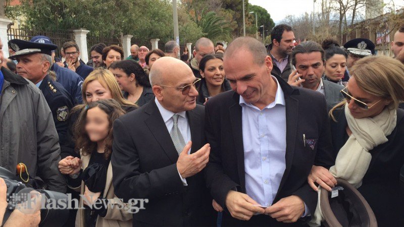 Πολίτης σε Βαρουφάκη: «Είμαστε μαζί σας» - «Ναι, αλλά να είστε και μετά τη ρήξη όμως, ε;» απάντησε ο υπουργός [βίντεο] | iefimerida.gr 4