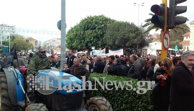 Απόβαση τρακτέρ στη Δημοτική Αγορά Χανίων -Κήδεψαν το... ασφαλιστικό [εικόνες] | iefimerida.gr 8