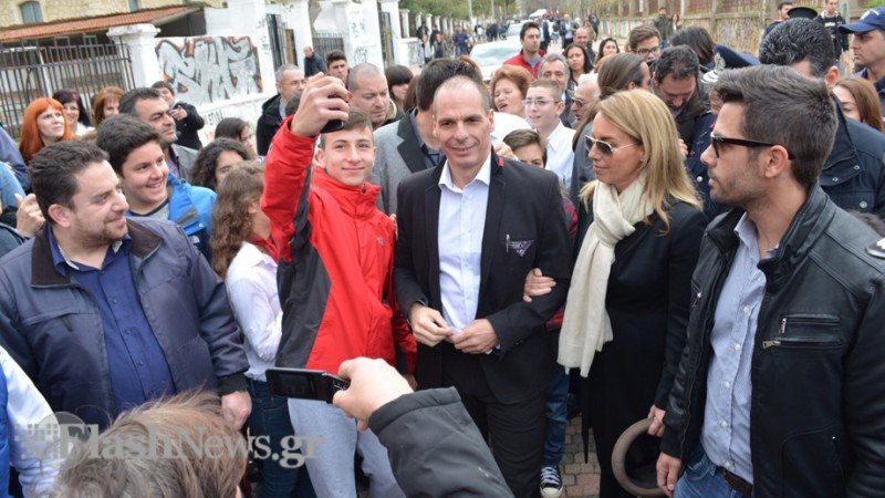 Πολίτης σε Βαρουφάκη: «Είμαστε μαζί σας» - «Ναι, αλλά να είστε και μετά τη ρήξη όμως, ε;» απάντησε ο υπουργός [βίντεο] | iefimerida.gr 5