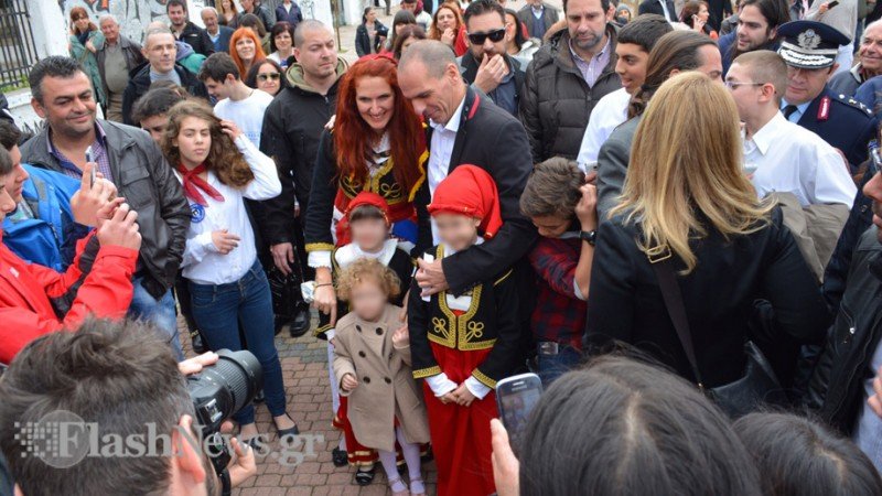 Πολίτης σε Βαρουφάκη: «Είμαστε μαζί σας» - «Ναι, αλλά να είστε και μετά τη ρήξη όμως, ε;» απάντησε ο υπουργός [βίντεο] | iefimerida.gr 6