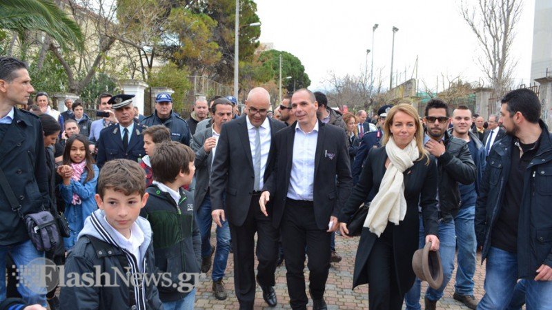 Πολίτης σε Βαρουφάκη: «Είμαστε μαζί σας» - «Ναι, αλλά να είστε και μετά τη ρήξη όμως, ε;» απάντησε ο υπουργός [βίντεο] | iefimerida.gr 7