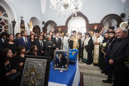 Οι Κρητικοί αποχαιρετούν τον Κωνσταντίνο Μητσοτάκη -Συγκινητικές στιγμές στην ολονυχτία [εικόνες & βίντεο] | iefimerida.gr 12