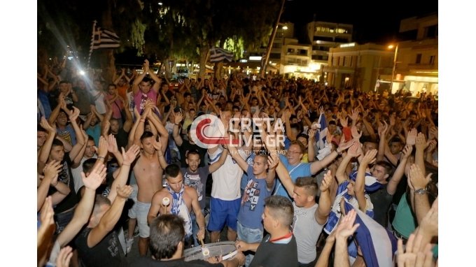 Στους δρόμους όλη η Ελλάδα για την ιστορική πρόκριση της Εθνικής ομάδας -Ξέφρενα πανηγύρια μέχρι το πρωί [εικόνες&βίντεο] | iefimerida.gr 1