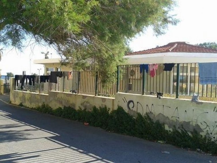 Νοικοκυρά στο Ηράκλειο της Κρήτης άπλωσε την μπουγάδα της σε... κάγκελα νηπιαγωγείου [εικόνα] | iefimerida.gr 0