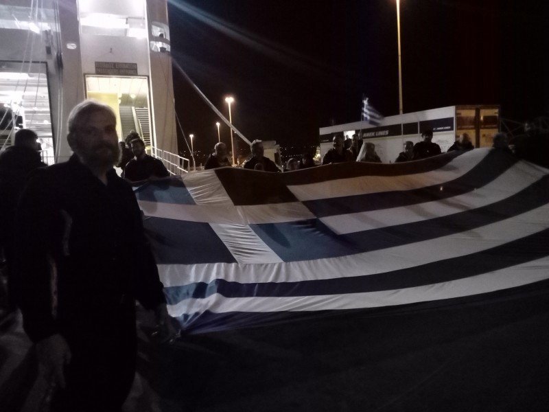 Aναχώρησαν οι Κρητικοί για το συλλαλητήριο -Με σημαίες και κατσούνες [εικόνες] | iefimerida.gr 2