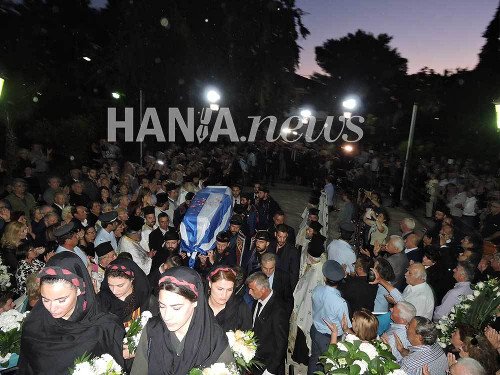 Οι Κρητικοί αποχαιρετούν τον Κωνσταντίνο Μητσοτάκη -Συγκινητικές στιγμές στην ολονυχτία [εικόνες & βίντεο] | iefimerida.gr 6