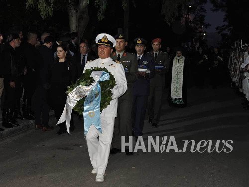 Οι Κρητικοί αποχαιρετούν τον Κωνσταντίνο Μητσοτάκη -Συγκινητικές στιγμές στην ολονυχτία [εικόνες & βίντεο] | iefimerida.gr 5