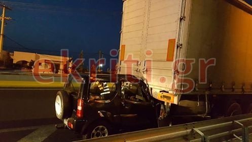 Νέο σοκαριστικό ατύχημα στην Κρήτη: Αυτοκίνητο σφήνωσε κάτω από φορτηγό  [εικόνες] | iefimerida.gr 2