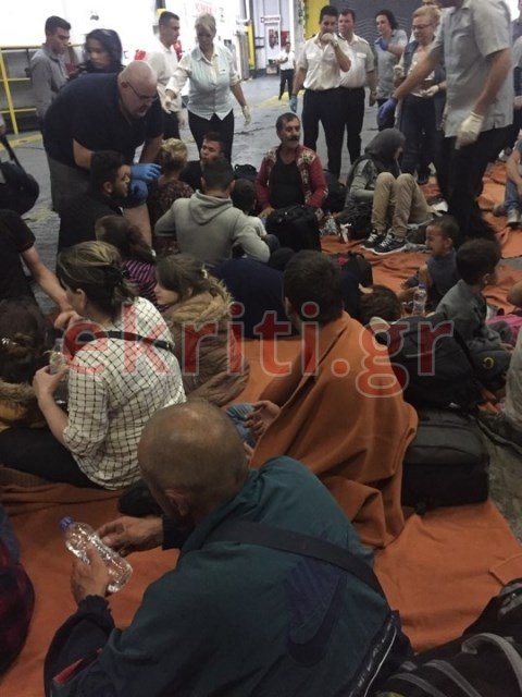 Διάσωση 52 προσφύγων ανοιχτά του Ρεθύμνου -Επιβιβάστηκαν σε πλοίο της γραμμής | iefimerida.gr 1