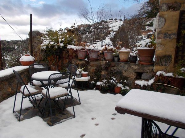 Εκπληκτικές φωτογραφίες από την Κρήτη στα λευκά! Χιόνι ως τις βάρκες [εικόνες] | iefimerida.gr 0