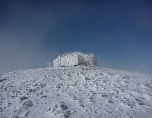 Εκπληκτικές φωτογραφίες από την Κρήτη στα λευκά! Χιόνι ως τις βάρκες [εικόνες] | iefimerida.gr 1
