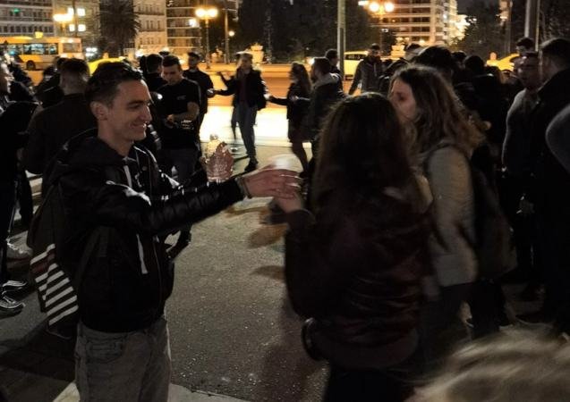 Οι φοιτητές κέρασαν ρακή τους περαστικούς