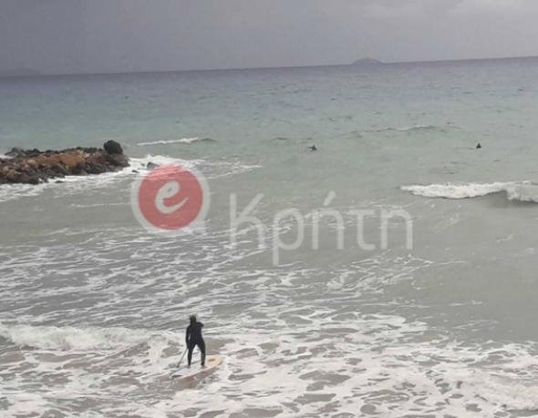 «Tρελοί» Κρητικοί πήγαν για σερφ με αυτή την κακοκαιρία! [εικόνες] | iefimerida.gr 3