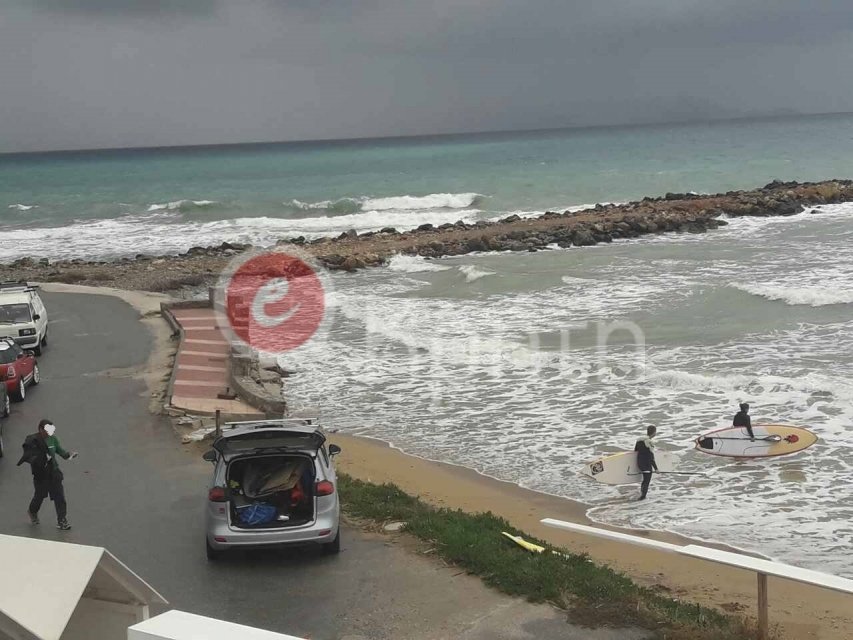 «Tρελοί» Κρητικοί πήγαν για σερφ με αυτή την κακοκαιρία! [εικόνες] | iefimerida.gr 0