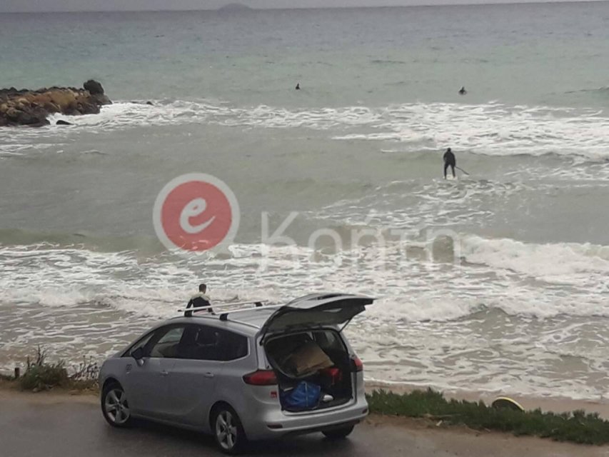 «Tρελοί» Κρητικοί πήγαν για σερφ με αυτή την κακοκαιρία! [εικόνες] | iefimerida.gr 1