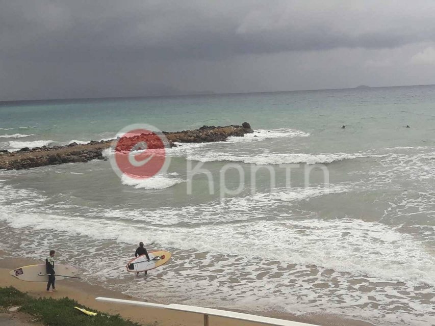 «Tρελοί» Κρητικοί πήγαν για σερφ με αυτή την κακοκαιρία! [εικόνες] | iefimerida.gr 2