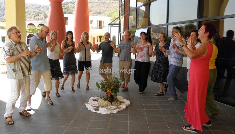 Γερμανοί δεν γνωρίζουν ελληνικά, αλλά χορεύουν κρητικά για... θεραπεία [εικόνες & βίντεο] | iefimerida.gr 1