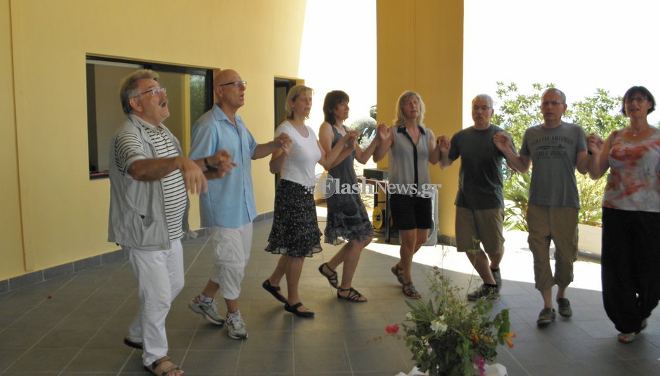 Γερμανοί δεν γνωρίζουν ελληνικά, αλλά χορεύουν κρητικά για... θεραπεία [εικόνες & βίντεο] | iefimerida.gr 2