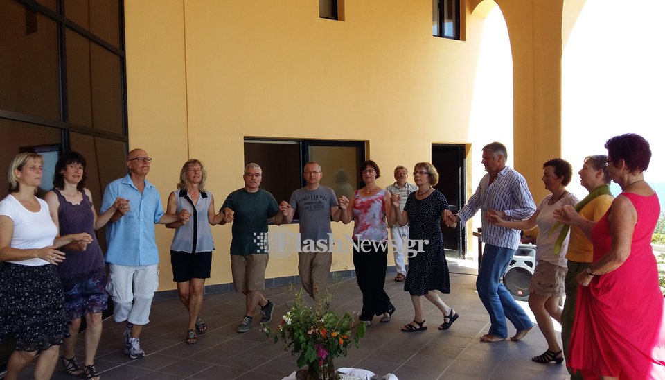 Γερμανοί δεν γνωρίζουν ελληνικά, αλλά χορεύουν κρητικά για... θεραπεία [εικόνες & βίντεο] | iefimerida.gr 4