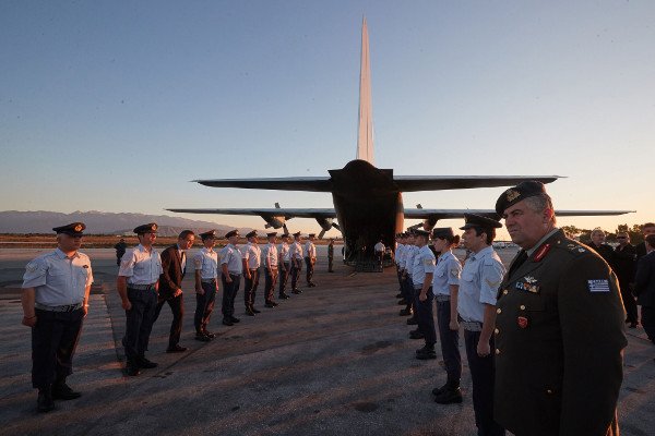 Οι Κρητικοί αποχαιρετούν τον Κωνσταντίνο Μητσοτάκη -Συγκινητικές στιγμές στην ολονυχτία [εικόνες & βίντεο] | iefimerida.gr 0
